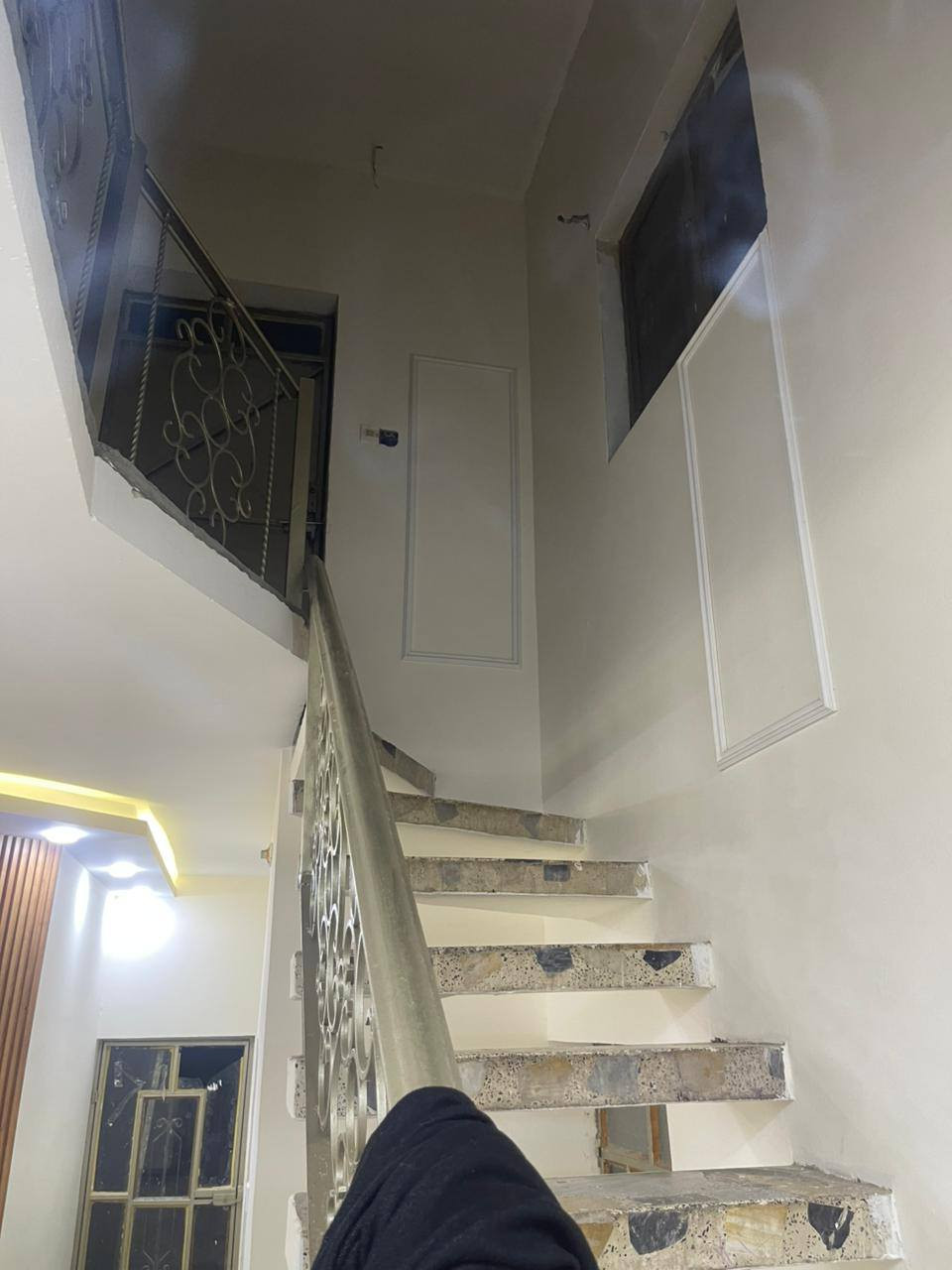 العقار للبيع طابو ملك صرف على طابو الكاظمية مساحة البيت 160متر 7ونص واجهة ونزال أكثر من 21متر موقع البيت التاجي حي الحسن العسكري قرب جسر ذراع دجلة وسيطرة الشؤون سابقٱ مسافة 10دقايق بل سيارة عن بوابة الكاظمية البيت طابقين الطابق الأول محل + كراج سيارة ومطبخ واستقبال وهول داخلي وغرفة منام وحمام وصحيات وثنين مناور ترك والطابق الثاني بيه 3غرف نوم وهول داخلي وسطح...عرض الشارع 15متر ومقابيل البيت ساحة وتشجير يعني موو بل الافرع للاتصال على هذا الرقم *********** ..والخاص مفتوح
