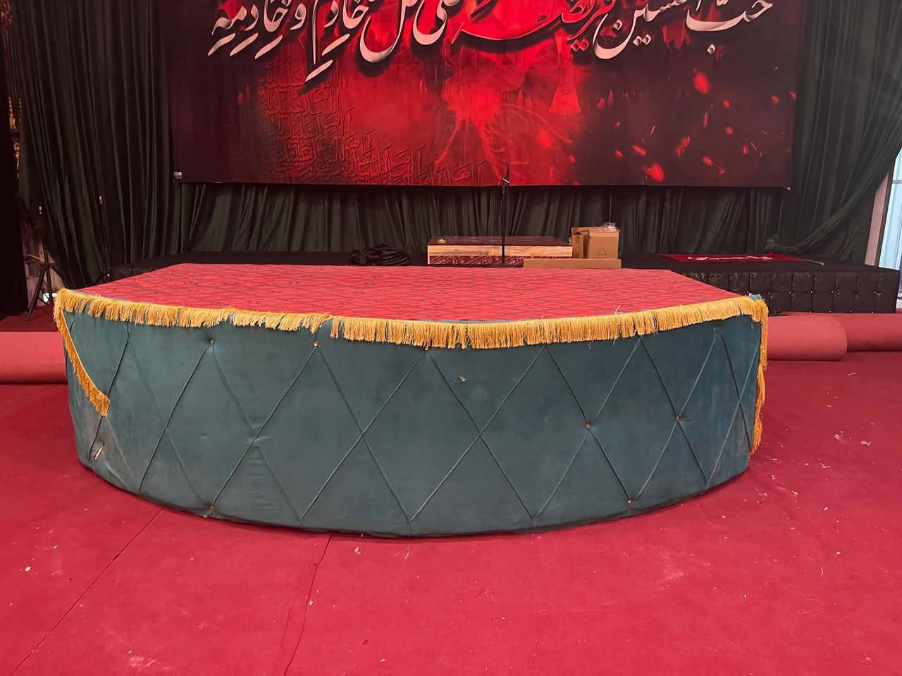 سلام عليكم خدام الحسين 
مسرح مجلس للبيع 
نضيف ومرتب 
قياساته 
طول 3.55 م
عرض 2.31م
ارتفاع 93 س
للتواصل الاتصال على الرقم 
***********
او مراسله على الخاص 
او واتساب
