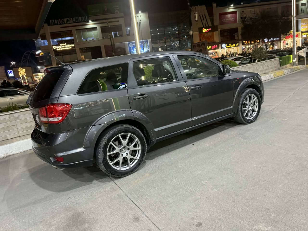 للبيع . دوج جورني . موديل . 2017 
  رقم سنوية وهزة جديد 
   محرك 6 سلندر . 
  سيارة 3 مقاعد .. تبريد مركزي 
   بيه  قطعتين صبغ بدون دواخل 
   السعر .  118.  ومجال 

   ***********
