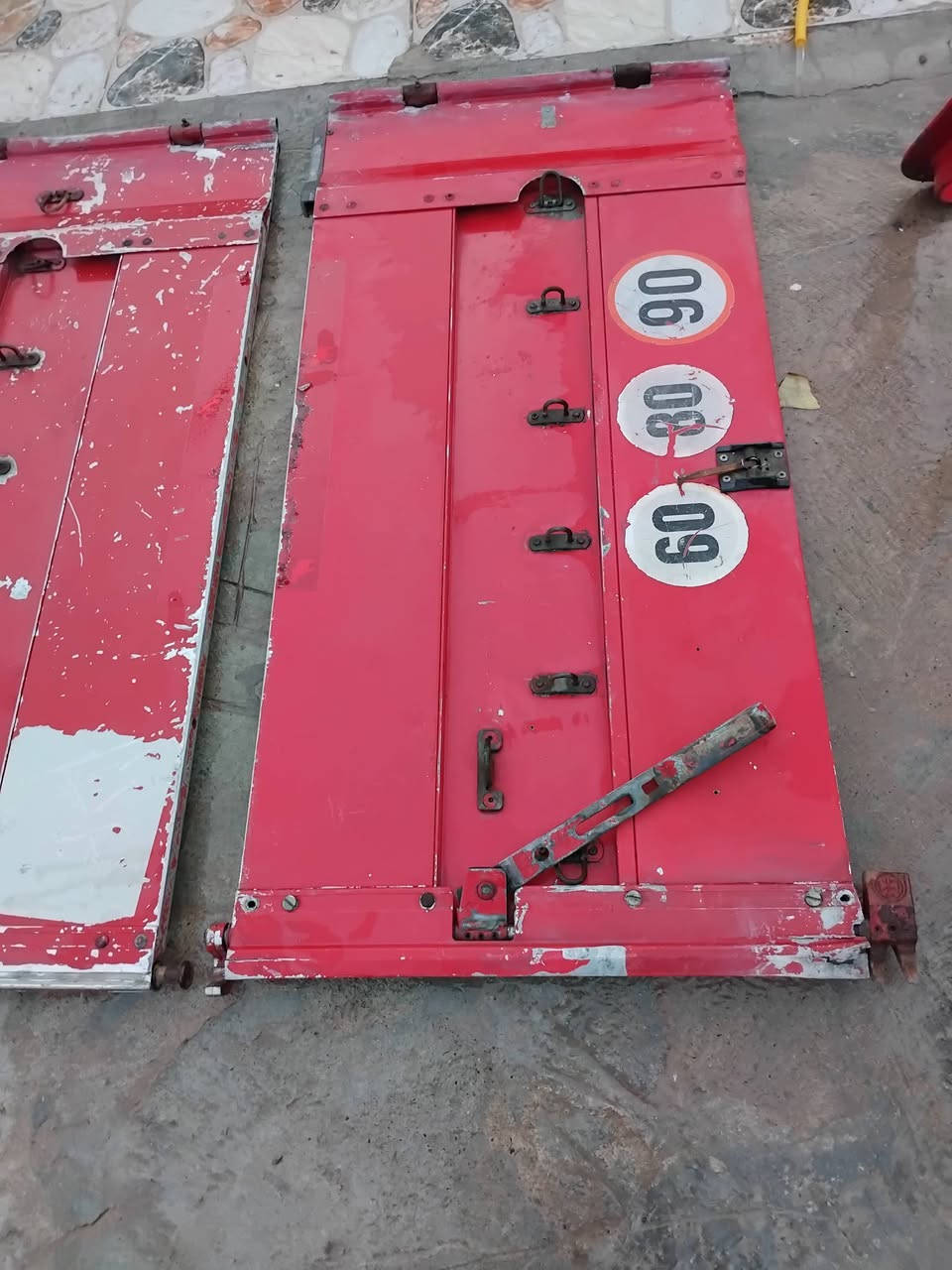 بۆ فرۆشتن 
تانکی نوێی رینۆ 400 لیتر 
قاعدەی سپێر
دەرکەی دواوە گۆجل 60 سم
***********
