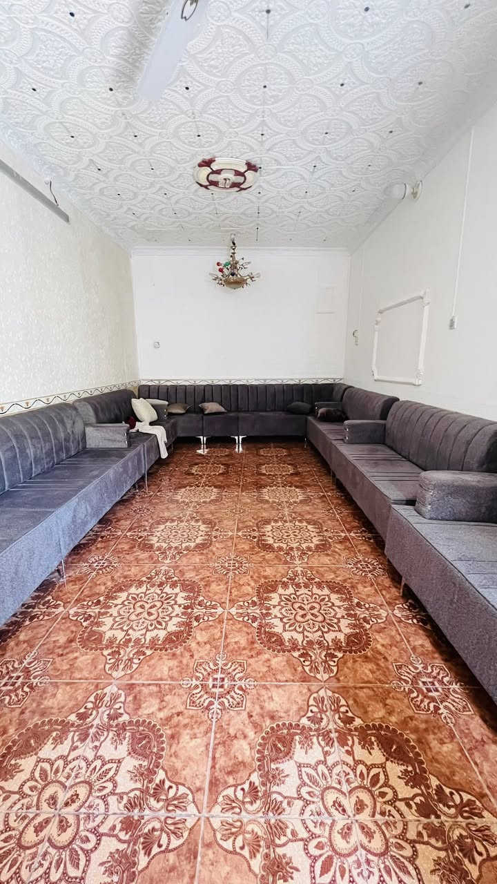 🏮🎈
بيت للبيع مساحه150 مربع 
يتكون من طابقين 🏮
الطابق الاول _ غرفتين _ استقبال _ صاله _صحيات خارجيه 
الطابق الثاني _ غرفه _ صاله _ حمام داخلي _
ملاحظه 📮 البيت كله سيراميك
السعر 100 وبي مجال 
للاتصال الرقم ***********
