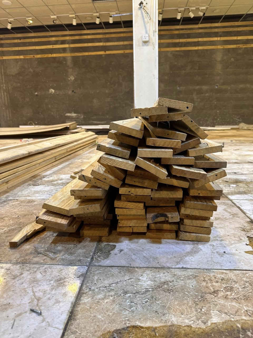 ترايش 80
60 وحده طولها مترين ونص
و20 طولهن تلاثه متر
وسقف ثانوي 750 قطعه
وكلوب لد كهربائيات
وموجود تغليف جدران ام دي اف
خفيف وثقيل كلش نظيف مال مول
ينباعن شلع سعر مناسب

***********
