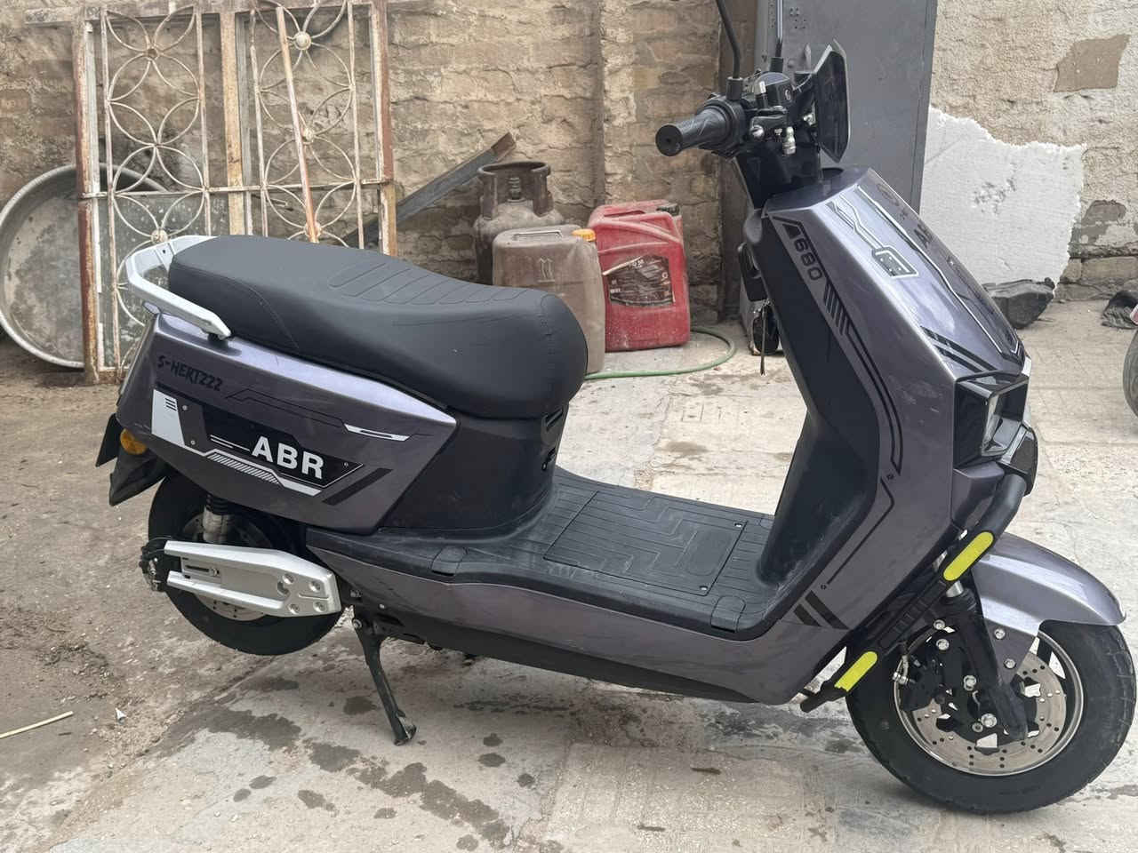 دراجه شحن  6 بطاريات سعرها ٦٠٠ وذا مراوس عادي مكاني مدينه الصدر شارع داخل ***********
