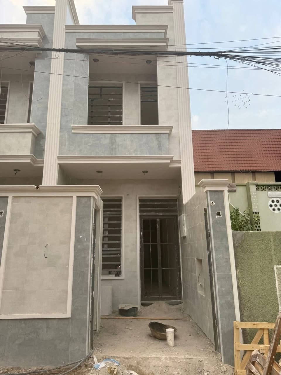 الدار للبيع 🏠 تون قيد الانشاء شي بسيط ويتم تسليم المفتاح 🔑
المساحة 73 م موقع جيد
الموقع الشعب شارع عدن مقابيل مطعم حجي عادل 🛤️
يحتوي الطابق الارضي على كراج صغير وخدمات خارجية ومغسلة واستقبال ومطبخ حار وبارد ومنور وخدمات وغرفة نوم 
ويحتوي الطابق الثاني على غرفتين نوم وخدمات ومكان غسالة وبيتونة كبيرة🌦️وسطحين
السعر 175 مليون 💵وبيهم مجال 
للاستفسار اكثر يرجى الاتصال على الرقم التالي متواجد هذا الرقم على (الواتس اب والفايبر والماسنجر (***********))

او الاتصال على الرقم التالي ***********
او زيارة مكتب تبارك للعقار والمقاولات الكائن في شارع الاسواق المركزية قرب مطعم ميامي
