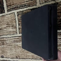 ps4  مامفتوح  مع ups 1500 واط مع سماعة محيطية و3 العاب gta +pes 18+cal...