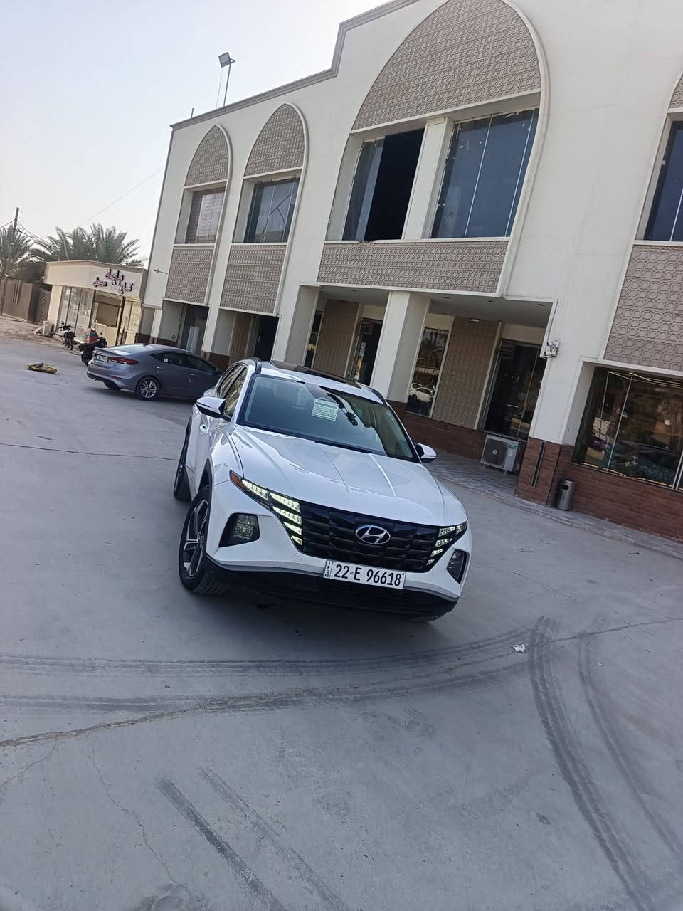 سلام عليكم توسان امريكي فول مواصفات موديل 2022سياره بيه بنيد كلير وجملغ الامامي صبغ  بدون داخل شراط مكينه 2500سياره فول نظافه وجمال ماشيه 65الف تحويل وكالة بشراط ابيع او مراوس حسب الاقناعه مكان الحله الحمزه الغربي تواصل ***********((سعر195وبيه مجال بصيط))
