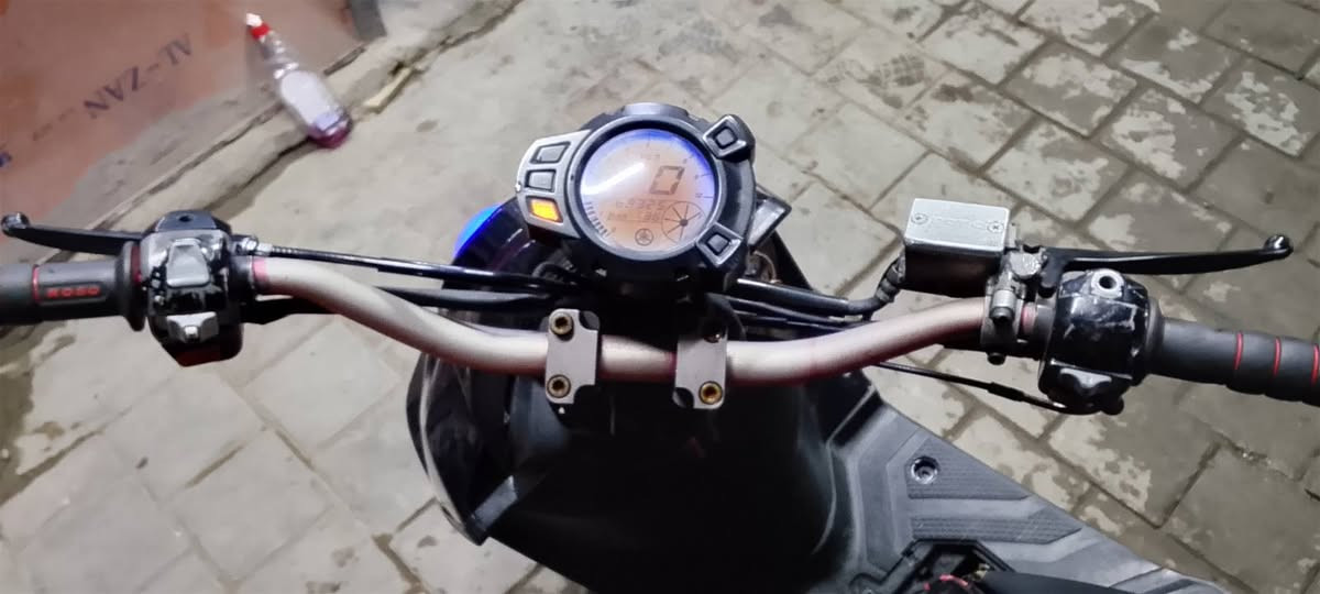 السلام عليكم 
سكنس جبلي كوري للبيع 
دراجه خير من الله نضيفه مو نفقوصاتهة بسيطه كلش 
مكينتها مفتوحه و شغل مضبوط 100بل100
سرعه 140 بيها تزويد اصلي  قبق عنبار فج بريمبو
وياله و هاوزن زرك ستيرن كرزي دراجه نكره سلف سعر 750 و بيها مجاا حك الجيه مكاني بغداد مشتل ***********
