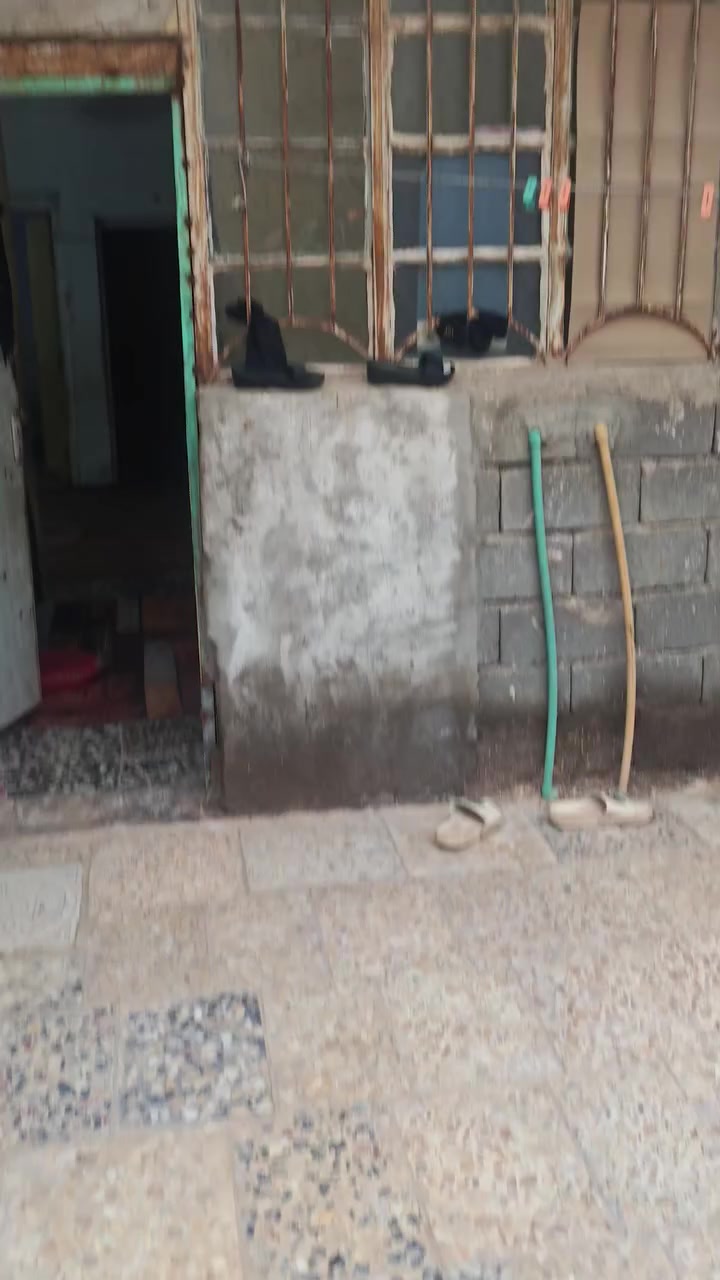 بيت 150متر المدارس بصفنه المنطقه تبليط وكامل الخدمات *********** المكان بغداد حي طارق سعر 40وبي مجال
