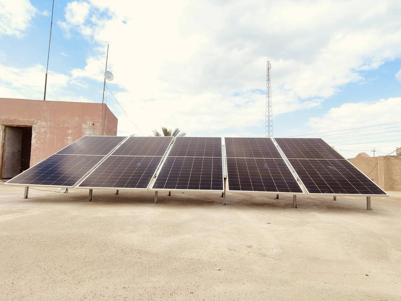 مستمرون بتجهيز زبائننا الكرام تم بفضل الله تنصيب منظومه عدد(2)طاقة شمسية لمنزل أحد الزبائن #ناحيةالزاب

 
مكونات المنظومة الثانية 👇👇👇
1- الواح من شركة لونجي عدد5(بايفشل وجهين لونجي قدرة اللوح615wat ضمان 10 سنوات ✅
2- #بطاريات من شركة #ليثيوم نوع فلستي حجم10كيلوعدد(1)وبضمان حقيقي 5سنوات كاملة ✅
3- انفيرتر كرواط حجم 6كيلو (20امبير ضمان  حقيقي سنة  ✅  .
4-#حديد مغلون سمك 1.6ملم مع حداده درجه اولى ✅
5- توصيلات واسلاك خاصة بالطاقة الشمسية اصلية 6 ملم مطلي بالقصدير ✅

للاستفسار الاتصال
*********** زياد السيد 
 ***********  قيدار بن الوسمي 
*********** فراس الهذال 
*********** مهندس العمل احمد.
