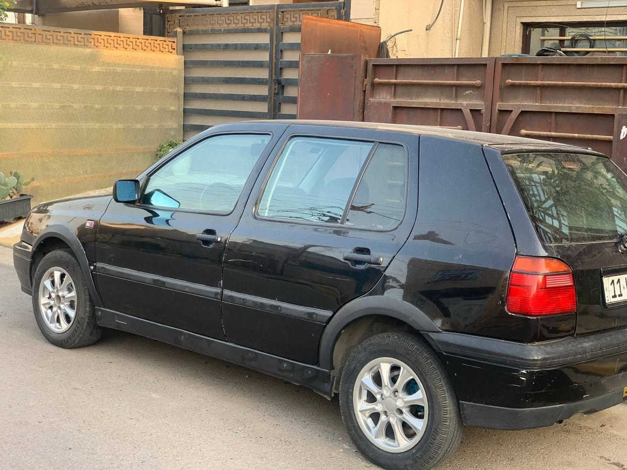 السلام عليكم كولف موديل 94 محرك 2000 اوتوماتيك تبريد تدفئة سنترلك تخم تاير جديد باتري كير محرك مكفول سياره أرقام جديده بسمي سعر ٤٣ وبيها مجال للاستفسار على الرقم *********** مكان سياره المنصور
