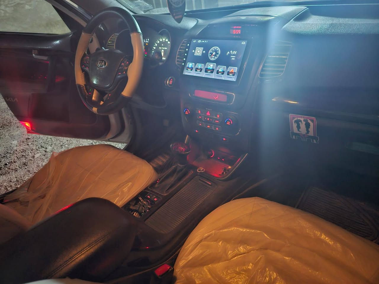 السلام عليكم من رخصة الادمن المحترم 
سورنتو موديل 14 كويتي يعني معروفة المواصفات 
رقم بغداد ماشية 200 الف محرك مفتوح مجفت تجفيت درجة اولى لا تنقيص ولا تبخير صار اسبوعين من شديتة 
مكفولة من الصبغ
فقط بارد بسيط جدا بالجاملغ الامامي للسائق 
مكانها الرمادي 
***********
السعر 185 وبيها مجال
