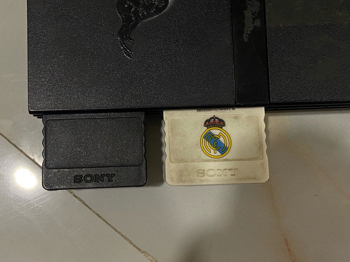 PS2 SLIM للبيع 
النظافة كدامك بس بيه خلل بزر التشغيل تحتاج تبديل 
مع يدتين سلك ويده بلوتوث 
كامل ملحقات موجودة البور وسلك av 
ومحوله hdmi يعني تكدر تشغل الجهاز على تلفزيون حديث ووياه سلكين hdmi 
وميموري كارد 2 مهكر 
قيمه وتدلل 
شنو موديل البلايستيشن بالضبط؟ وهل هو معدل/مفكوك أو شغال عالـدسك والفلاشة؟: 
ps2 slim معدل يشغل الفلاش بس ميشغل اقراص ينرادله عدسه 
شلون حالته التشغيلية: الجهاز واليدات كلهم شغالين زين لو أكو ملاحظة على أي يد أو منفذ؟: 
الجهاز يحتاجله تبديل قطعة التشغيل  يده بلوتوث شغاله واليدتين السلك ايضا 
كل الملحقات الظاهرة بالصور داخلة بالسعر لو أكو شي منّها مو مرفق؟: 
كل الملحقات ماعدا واير الطاقة بس موجود بس ماصورته  
وين موقعك بالضبط بالإمارات/العراق حتى نرتب الاستلام؟ وهل تقبل توصيل؟: 
العراق ، توصيل ماكو 
السعر كم نهائي؟ وهل أكو مجال بسيط بالنزول إذا الدفع فوري؟: 
ماعندي سعر محدد قيم واخده 