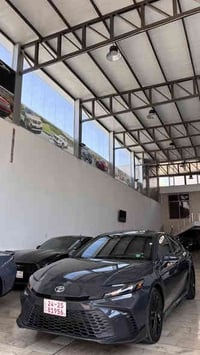 Toyota Camry Se 2025 لون سمنتي  السيارة بدون صبغ شاشة كبيرة - شحن واير...