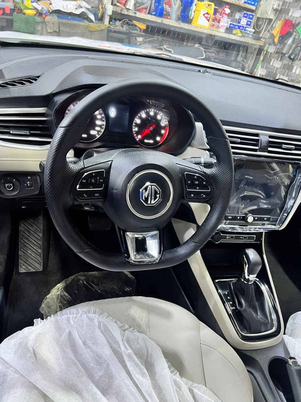 سلام عليكم سياره م جي فايف 2025زيرو مامشيه نضافه فول واحد على واحد السعر 96قفل مكاني ناصريه مركز رقم الهاتف ***********
