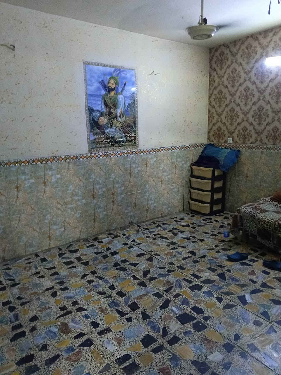 السلام عليكم بيت طابو 100 بيت قاطين يحتوي على غرفتين نوم فوق ومطبخ واستقبال وغرفه نوم وطارمه 90 وبمجالوصحيات بيع مستعجل 90 وبي مجال فتح بيان ثاني يوم ***********
