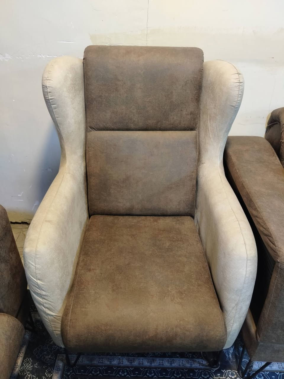 سلام عليكم قنفات للبيع تركي النوع كورنر تخم كامل جديد قبل 8اشهر اشتريتهن بمليون بيهن فقط خدوش مال بزونه سعر 550وببهن مجال الاتصال ***********
