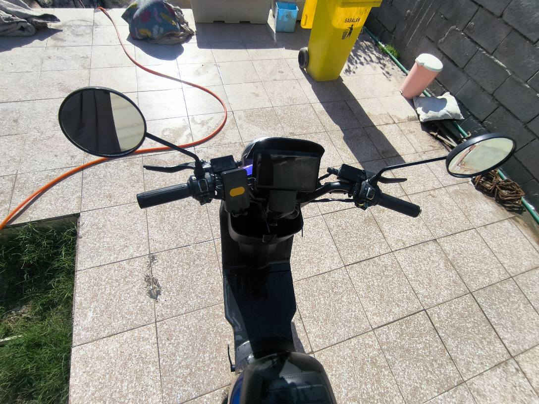 السلام عليكم 
دراجة شحن كهربائية R11 نظيفة مابيه اي عطل رايد ابيعه لان مضطر بصمة سويجات ثنين وكارتات تشغيل ثنين حتى الكشن الخلفي والتكية موجودا 
الدراجة مثل ما موضحة بالصور نظيفة
عنوان الدراجة البصرة ابي الخصيب قرب القائم مقام  للاستفسار متواجد على الفيس بوك رقمي *********** البصرة, العراق
