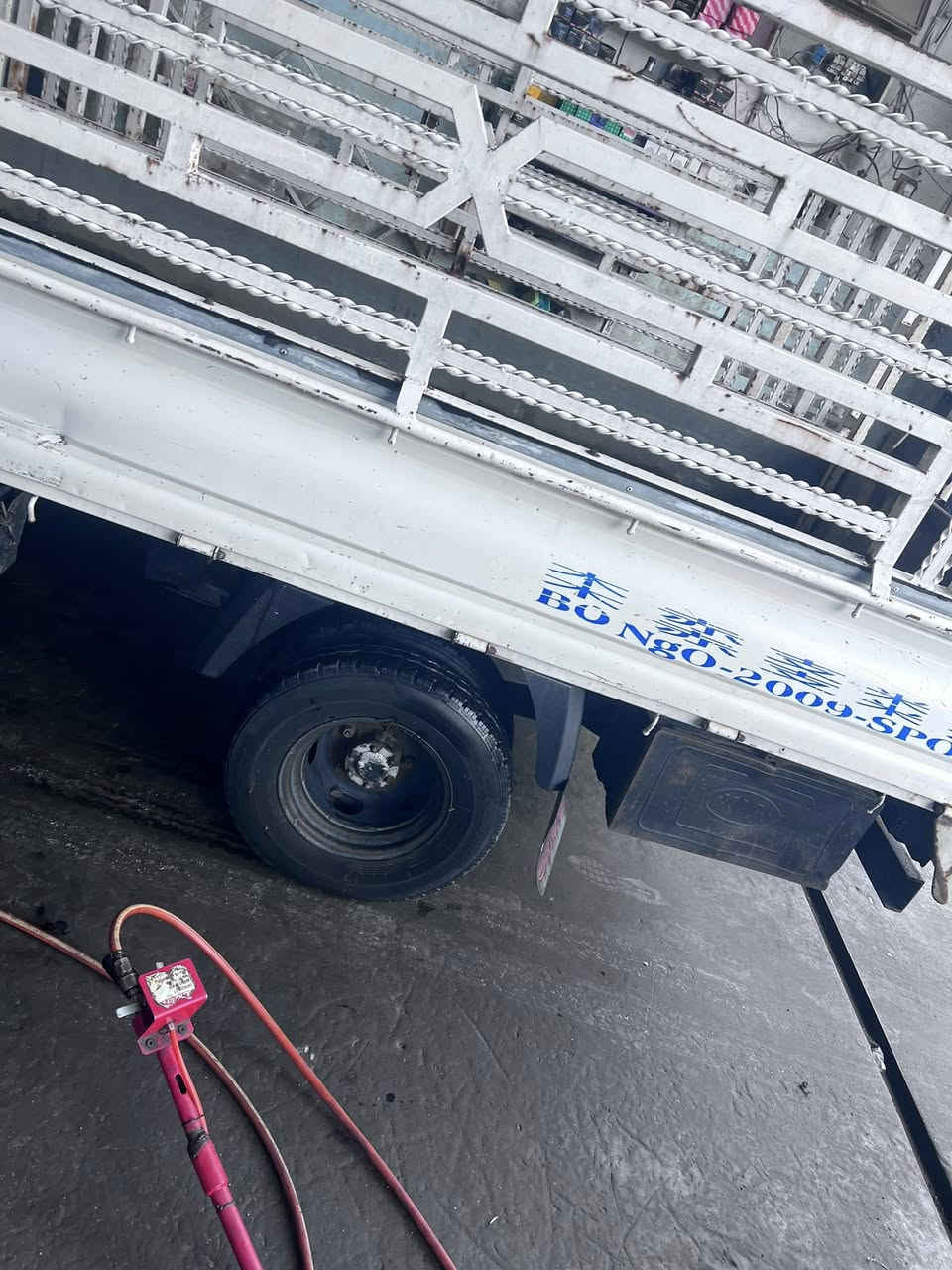 السلام عليكم كيا بنكو مسكر موديل 2007
سيارة بلاديه لا صبغ ولا بارد 
محرك 3000 سوبر 
التاير الامامي 15
الخلفي ١٣
الصدر ما صار شهر من شديته بيدي جديد
رقم بغداد مكاني بغداد ام الكبر و الغزلان 
السعر ٨٠ ورقه او مراوس ب دبل قمارة
الرقم ***********
