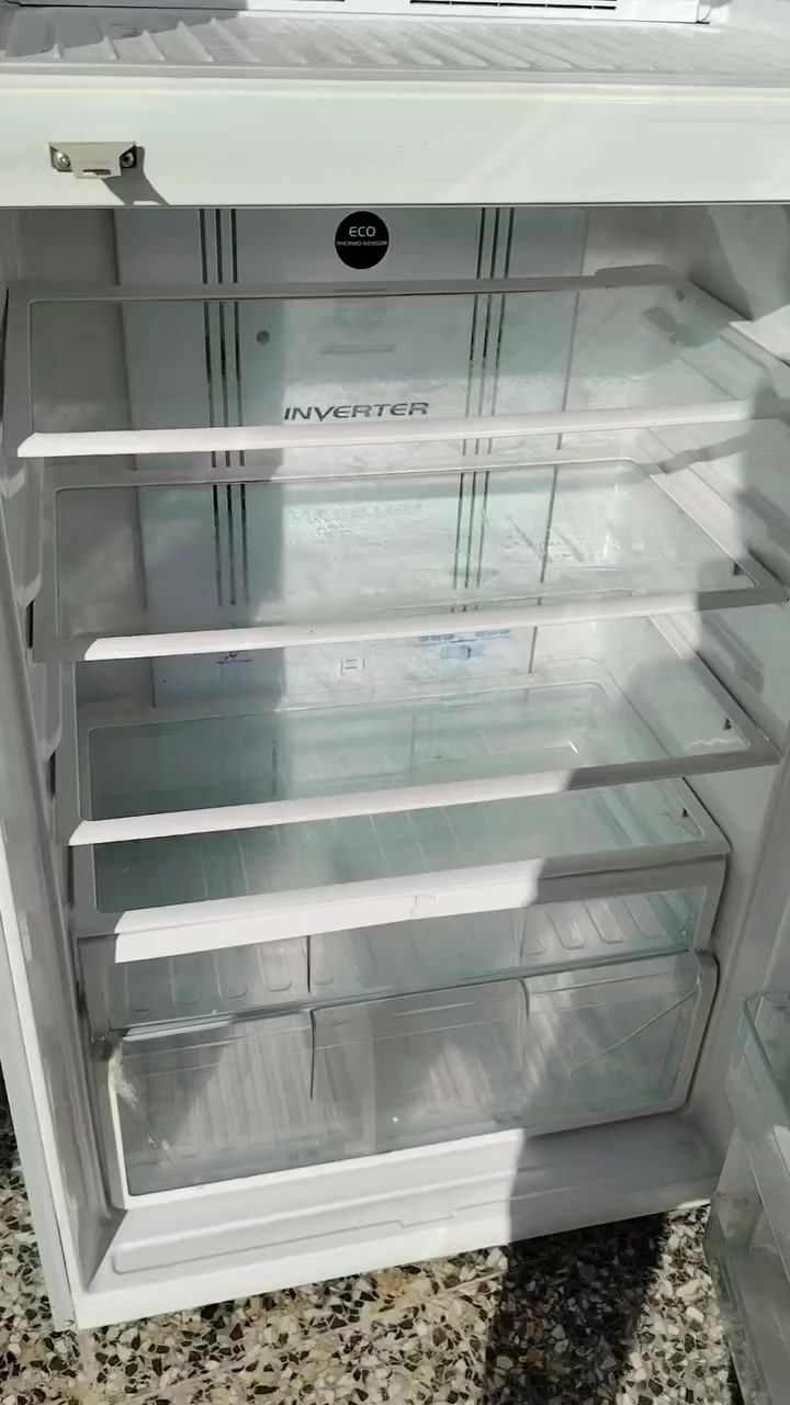 السلام عليكم   اخوان ثلاجه هتاشي أكبر حجم بابين  عاطله بيع مستعجل  نضيفه   الاستفسار  ***********
