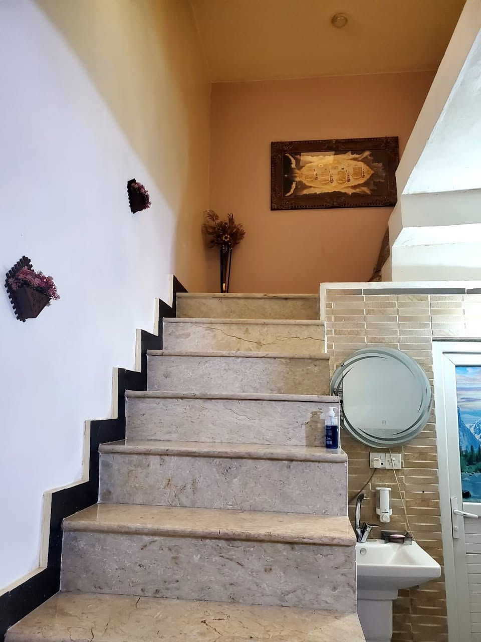 السلام عليكم ، دار للبيع في بغداد البياع حي الرسالة الثالثة طابو ملك صرف مساحة 83 الطابق الارضي يحتوي على هول ومطبخ وخدمات وكراج ومدخل الطابق الثاني غرفتين وبيتونة وسطح .. يوجد في السطح مخزن ، بناء حديث الارضية مرمر تركي والسيراميك اسباني شغل درجة اولى .. السعر : 170 مليون 
للاستفسار : ***********
