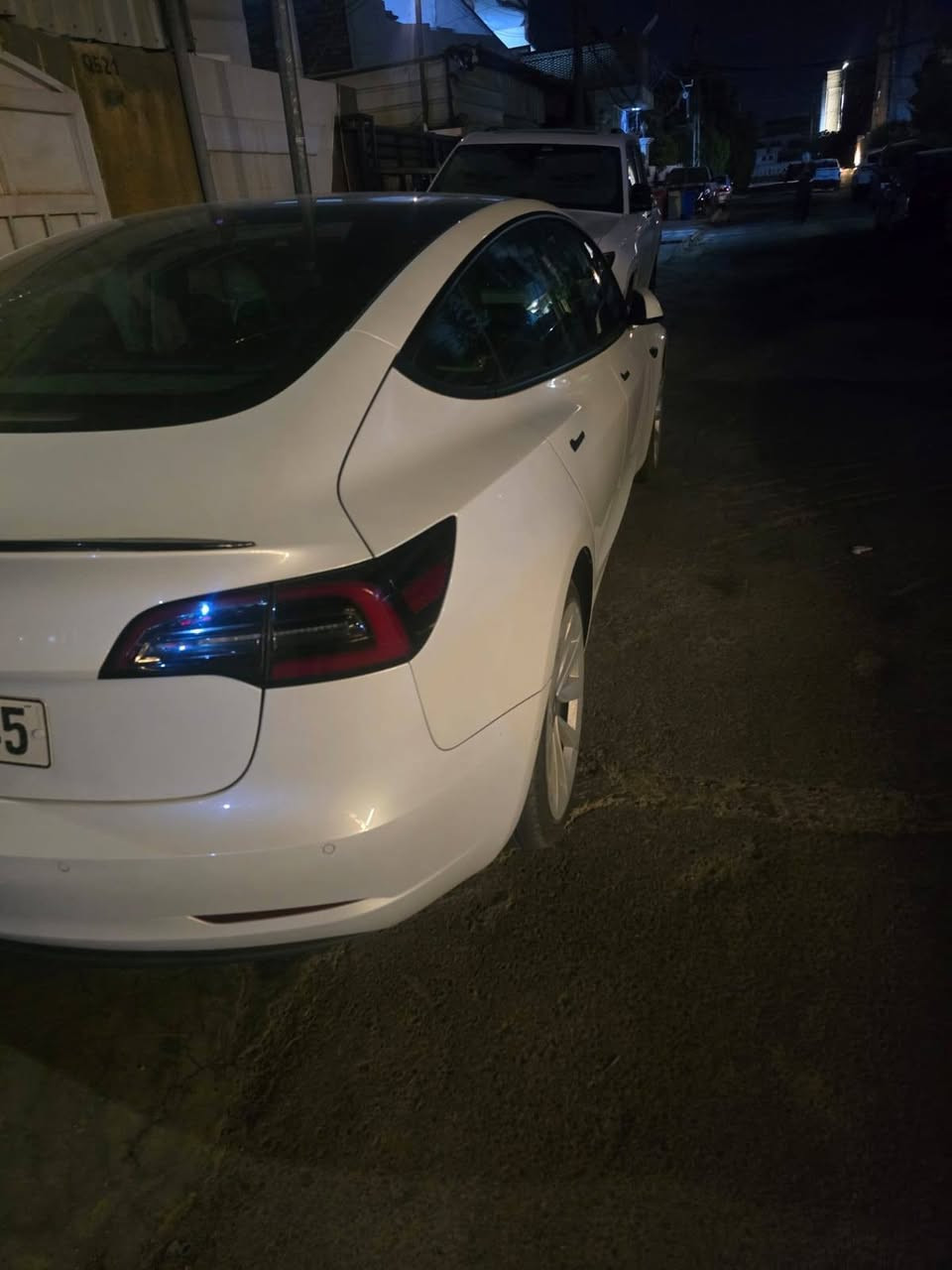 تيسلا  مودل 3 موديل2022 سيارة جاهزه من كلشي تبريد ثلج اون لاين مربوطة على التلفون حادثه خفيف سطحي فقط جاملغ من جهة السايق بدون ايرباكات بلاديه سنكل رقمها بغداد سعر 155 وبيها مجال مكاني بغداد رقم ***********
