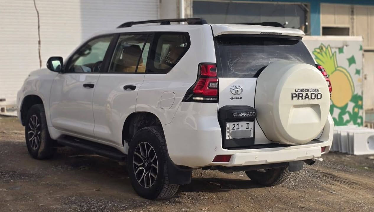 TOYOTA PRADO 2018 TX DIESEL
پرادۆ 2018 TX گاز 
سەیارەکە مەکینە گازی تۆربۆیە ئینجێکتەرە 
واتە (D-4D)
 113هەزار ڕۆشتووە
بێ بۆیاخ و بێ ساردە سەیارەکە جوان و پاک ماوەتەوە 
گێڕو مەکینە و ئەکسڵ و هەموو شتێکی بەشەرتە و زۆر بە هەڵمەتە
ڕەقەم و سەنەوی تازەیە تا 2029 و بەناوی خۆمەوەیە
چوار تایەو ویلی تازەی لە ژێرە
دەبڵ تانکی 150 لیتر
 بەشی نزیکەی 1200کم دەکات
نزیکی 9.8 لیتر دەخوات بۆ 100KM
سپێر لەکۆڵە گێڕ عادی و جام کارەبایی و ئاوێنە کارەبایی 
ژێری سەیارەکە (جەمبەستەر، سپرینگ، بوشەکان) ئەستوورتر و قورسترن
ڕادێتەر ئەستوورە ( دوو ڕیز)  
بۆ ئەوانەی مەعلوماتیان نییە ئەم سەیارە 
Turbocharger with Intercooler 
بۆئەوەی هێزێکی زۆر باتە مەکینەکە و ئینتەرکولەکە هەوای تۆڕبۆکە ساردبکاتەوە پێش ئەوەی بچێتە ناو مەکینەکە
وە مەکینەکە بە قایش کارناکات بە زنجیری ئاسن کە کەم مەسرەفترە و گۆڕین و بچڕانی نییە بۆ ئەوانەی دەزانن
استراد خاصی UN ە هەمووی لەشەرەیکە کراوە
نرخ:318 و معامەلە 
ژمارە تەلەفونی خاوەنی: 
***********
***********
سلێمانی السليمانية, العراق
