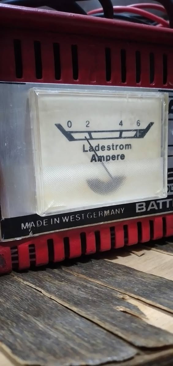 جهاز  شاحن بطاريات كلاسيكي من ماركة Absaar الألمانية العريقة، وهو من الأدوات المعروفة بصلابتها وطول عمرها 
​ الهوية والمنشأ
​العلامة التجارية: ABSAAR، وهي شركة ألمانية رائدة متخصصة في معدات شحن البطاريات منذ عقود.
​بلد الصنع "MADE IN WEST GERMANY" (صنع في ألمانيا الغربية)،  الجهاز تم إنتاجه قبل توحيد ألمانيا (قبل عام 1990)، وهو ما يؤكد جودته العالية وقيمته كقطعة "فينتج" (Vintage).
​ المواصفات التقنية
​القدرة: 4 AMP (4 أمبير)، وهو مخصص لشحن بطاريات السيارات الصغيرة، الدراجات النارية، أو البطاريات المنزلية التي لا تتطلب تيار شحن مرتفع جداً.
​الجهد (Voltage): يدعم نظامين للشحن:
​6 فولت: للبطاريات الصغيرة (مثل بطاريات كشافات الطوارئ القديمة أو بعض الدراجات).
​12 فولت: وهو الجهد القياسي لمعظم بطاريات السيارات الحديثة.
​يتم التحويل بينهما عبر المفتاح البرتقالي الموجود في المنتصف.
​ الواجهة والمكونات
​مقياس الأمبير (Ammeter): المقياس التناظري (الإبرة) على اليسار يوضح شدة تيار الشحن الفعلي. عند بدء الشحن، تتحرك الإبرة لليمين، ومع امتلاء البطارية، تعود تدريجياً نحو الصفر.
​مفتاح التشغيل: يوجد مفتاح أحمر على اليمين للتشغيل والإيقاف.
​فتحات التهوية: يحتوي الهيكل المعدني الأحمر على فتحات طولية في الأعلى والأسفل لتبريد المحول الداخلي (Transformer) أثناء العمل.
 الملحقات (الكابلات)
​كابل الكهرباء: الكابل الأسود الموصول بالقابس (الفيش) لتغذية الجهاز من تيار المنزل.
​ملاقط الشحن (Clamps): تظهر الملاقط باللونين الأحمر (للقطب الموجب +) والأسود (للقطب السالب -) لتوصيلهما بأقطاب البطارية.
​نصيحة للاستخدام الآمن:


**إذا كنت صاحب هذا الإعلان وتريد حذفه لأي سبب، رجاءا أرسل رسالة إلى الدعم الفني**