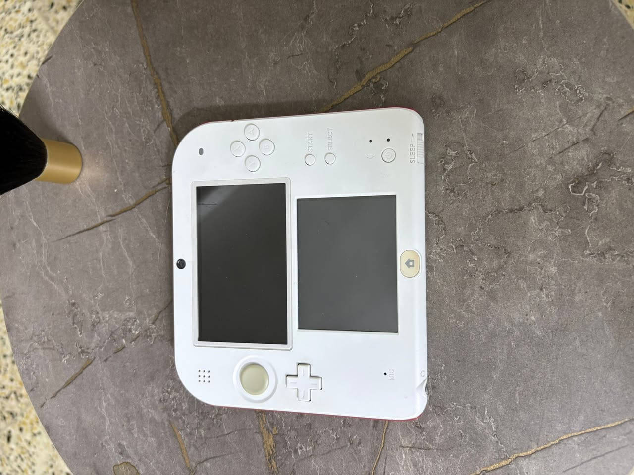 سلام عليكم،
Nintendo 2ds

 جهاز مهكر وبيه جميع برامج التهكير والالعاب(اي لعبة تعجبك تكدر تنزله من البرنامج الموجود بيه باسم Hshop)

جهاز مستعمل 

نظافة 85%

يأتي مع شاحنة

مساحة 32gb

السعر: ١٠٠ الف وبيه مجال بسيط

المشاكل:

1-زر الsleep button عطلانة تحتاج فقط تبديل

2-شخوط بسيطة جدا مثل ما موضح بالصورة

3-لا يأتي مع قلم

للطلب او الاستفسار اكتبلي تعليق او راسلني خاص

يوجد توصيل جميع ‏محافظات￼ العراق


**إذا كنت صاحب هذا الإعلان وتريد حذفه لأي سبب، رجاءا أرسل رسالة إلى الدعم الفني**