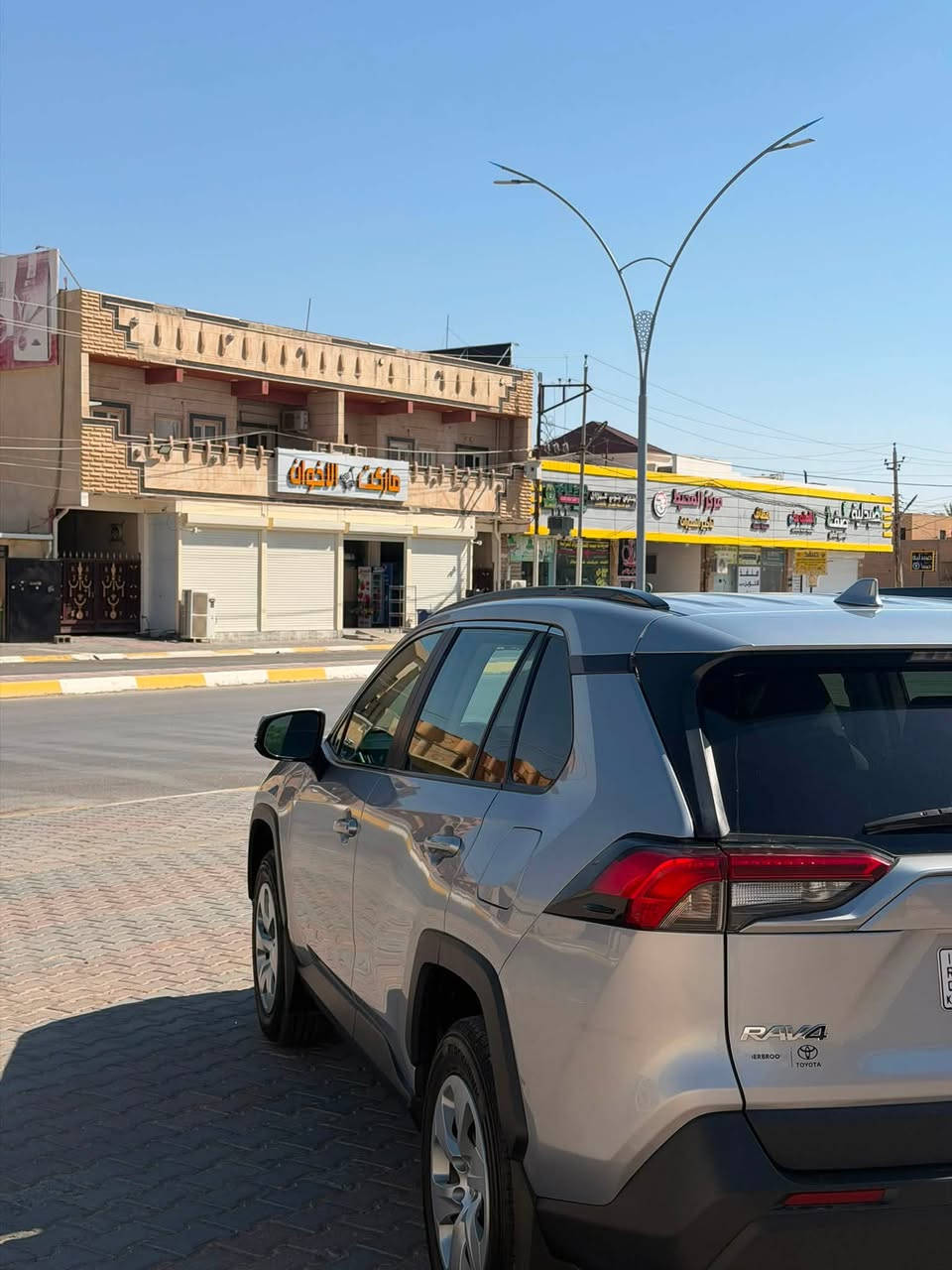 السلام عليكم الحلال للبيع
Toyota RAV4 2021 LE 

وارد امريكي

باب السكن مبدل بلاد شرط فقط 

رقم شمالي اربيل السيارة بسمي 

بالنسبة للمواصفات:

* ✅ محرك 2.5 لتر 4 سلندر.
* ✅ قوة 203 حصان.
* ✅ قير أوتوماتيك 8 سرعات.
* ✅ نظام دفع رباعي AWD.
* ✅ نظام Toyota Safety Sense (مثبت سرعة ,راداري خلفي امامي ، تحذير مغادرة المسار، فرملة طوارئ, رادار النقطة العمياء في المري ).
* ✅ كاميرا خلفية.
* ✅ Apple CarPlay وAndroid Auto.
* ✅ جنوط 17 إنج.
* ✅ مصابيح LED أمامية وخلفية

   📍موقع السيارة صلاح الدين-تكريت-القادسية 
   
  للاستفسار عن السعر او تفاصيل أكثر الاتصال على الارقام التالية:

☎️*********** اتصال رصيد 
☎️*********** واتساب
