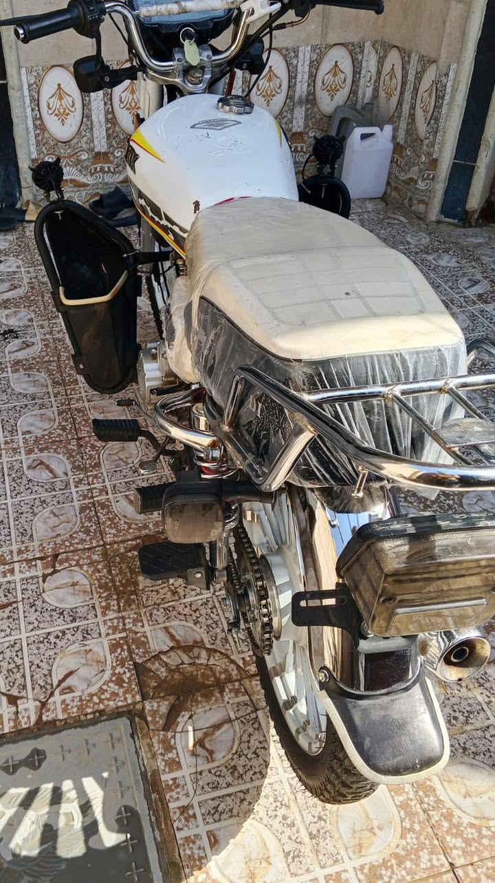 السلام عليكم دراجة يراني سولنك موديل 2025 اوراق بيها الدراجة خير من الله شغالة  المكينة شلعة معدل لا تنقيص لا تبخير الدراجة  زوج تايرات جدد بجيس البارحة شديتهن الدراجة كهربائياتها كلها شغالت شادلها زنون نقصها بس جاملغ مال تاير الكدام السعر 480 المكان بغداد يم علوت الرشيد الرقم ***********
