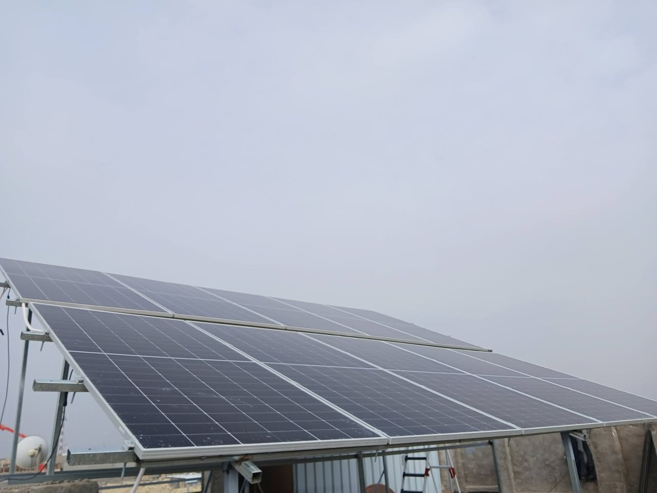 وداعاً لانقطاع الكهرباء! ✨
​حولنا سطح هذا المنزل إلى محطة طاقة ذكية ومستقلة. 
مع منظومة الـ 20 أمبير نهاري و 15 أمبير ليلي من شركة الوهج للطاقة  الشمسية  ، استمتع بكهرباء مستقرة 24/7 صيفاً وشتاءً.

ما يميز هذا العمل:
✅ هيكل مرتفع لاستغلال مساحة السطح وضمان التهوية.
✅ حماية كاملة (منظومة تأريض ومانع صواعق).
​طاقة نظيفة.. استثمار ذكي لسنوات طويلة! 🌱

للاستفسار، تواصل معنا! 
***********
***********

العنوان: الحلة، شارع حلة _ نجف ؛ قرب جامعة بابل 

​#الوهج_للطاقة #الطاقة_الشمسية #البنك_المركزي_العراقي #الحلة
