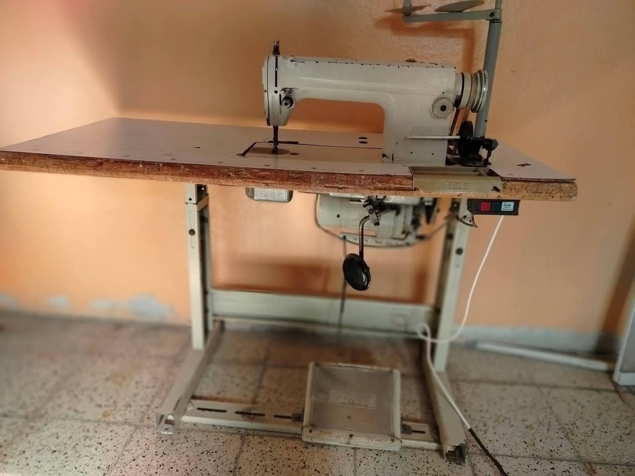 مكينة صناعية نوع جيمسي شرط الشغل كاملا بس تكطع خيط ماعرف بيها سعرها مناسب محتاج اريد ابيعها قيم بمه يرضي الله شراي  اتصل ***********.... ***********
