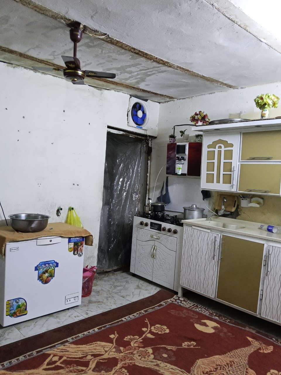 سلام عليكم بيت مساحه 70  غرفه صاله وستقبال وملحقات ومنور  خدمات مي وكهرباء ومجاري عنوان البيت قرب جامع سيد صلاح بشارع الازبري  تفاصيل اكثر اتصل ع رقم ***********
