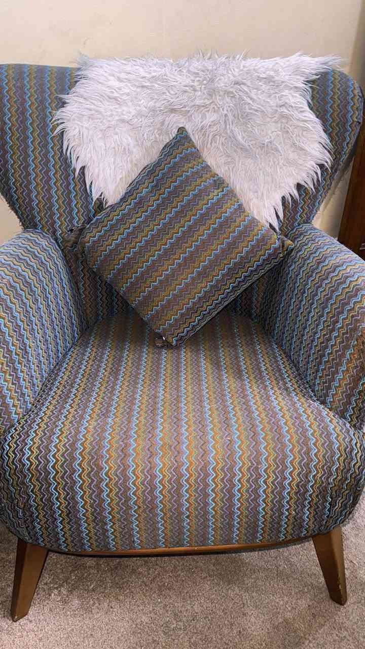 تخم قنفات للبيع مع ميز طعام السعر مليون و ٧٠٠ وبي مجال للعلم مشتري تخم القنفات بس عدا الميز ب ٣٠٠٠ دولار من برونز 

***********
