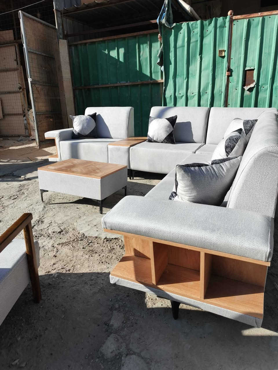 سلام عليكم ديوان كورنر خشب زان قماش كتان درجة اولى الشغل مرتب مقعد بلوك ضمال ٣ سنوات الديوان جديد غير مستعمل مثل مشوفون بالصور مع ٨ كوشات هدية عنوان الشعب *********** بغداد, العراق
