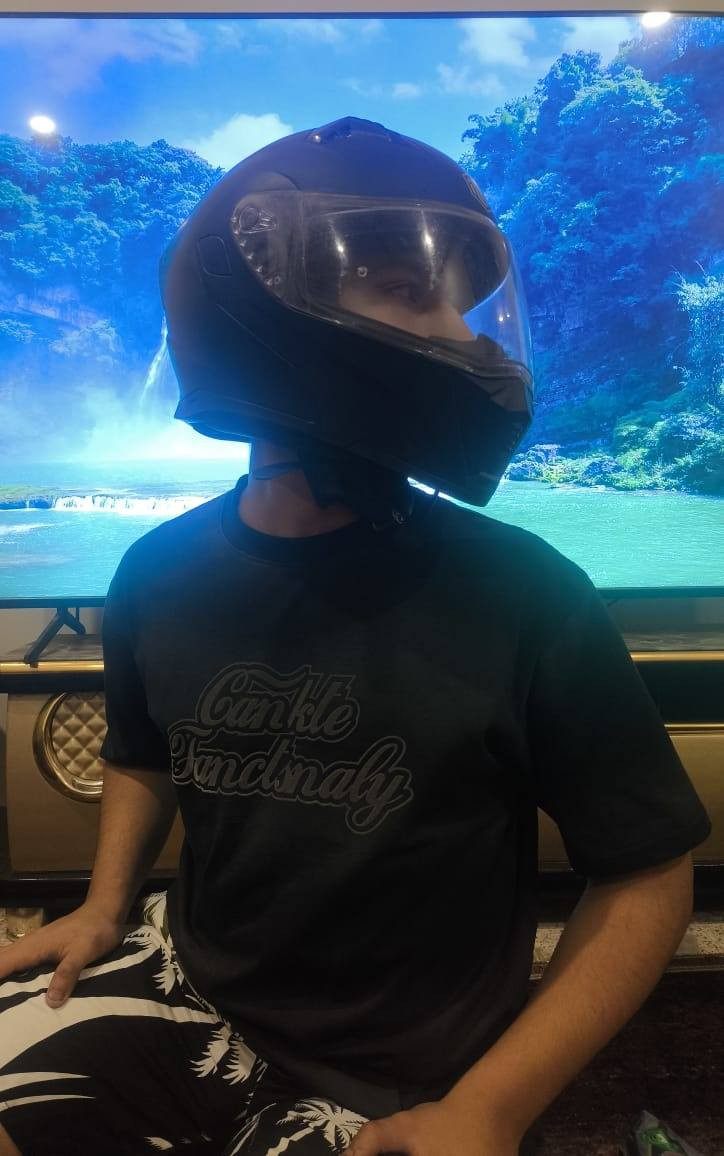 رزقك على الطريق.. بس حياتك مو للمساومة! شنو الفايدة إذا تجمع فلوسك وأنت مضحي بأمانك؟ السيفتي مو كشخة، السيفتي هو اللي يرجعك لأهلك سالم."
خوذة ILM-953 الأصلية
سماعة ILM V10 المخصصة للدراجات النارية
درع سيفتي فل بدي يحتوي على كسارات لكامل الجسم
مواصفات الخوذه :
فك قلاب يصعد وينزل كلش مريحة بالوكفات والأشارات 🔄
جامتين مو وحده. جامه خارجيه شفافه. وجامه سوده داخلية تحميك من أشعه الشمس ☀️.
أمان درجة أولى : الخوذة أصلية ومطابقة لمواصفات السلامة العالمية (DOT) يعني تلبسها وأنت مطمن 🛡️.
تهوية لوز فتحات هواء تمنع الضبابيه وتخلي راسك بارد حتى بالصيف 🏖️.
مواصفات السماعة: 
الصوت صافي والمايك عازل للضوضاء حتى بالسرعات العالية 🏍️ .
البطاريه تمشيك أيام 🔋.
سريع ومستقر ويه كل الموبايلات📱.
مواصفات السيفتي :
حماية فول. الدرع مجهز بصفائح صلبة ضد الكسر تحمي
الضهر الصدر الأكتاف وحتى البنطلون بي واقيات للركبه والورك تمتص الصدمة. ↪️
قماش خفيف وبارد ومقاوم للأحتكاك يعني لو وكعت لا سامح الله مايتشكك .🙅
فري سايز 📏
للتواصل وتساب : ***********
مكاني : بغداد نفق الشرطه
