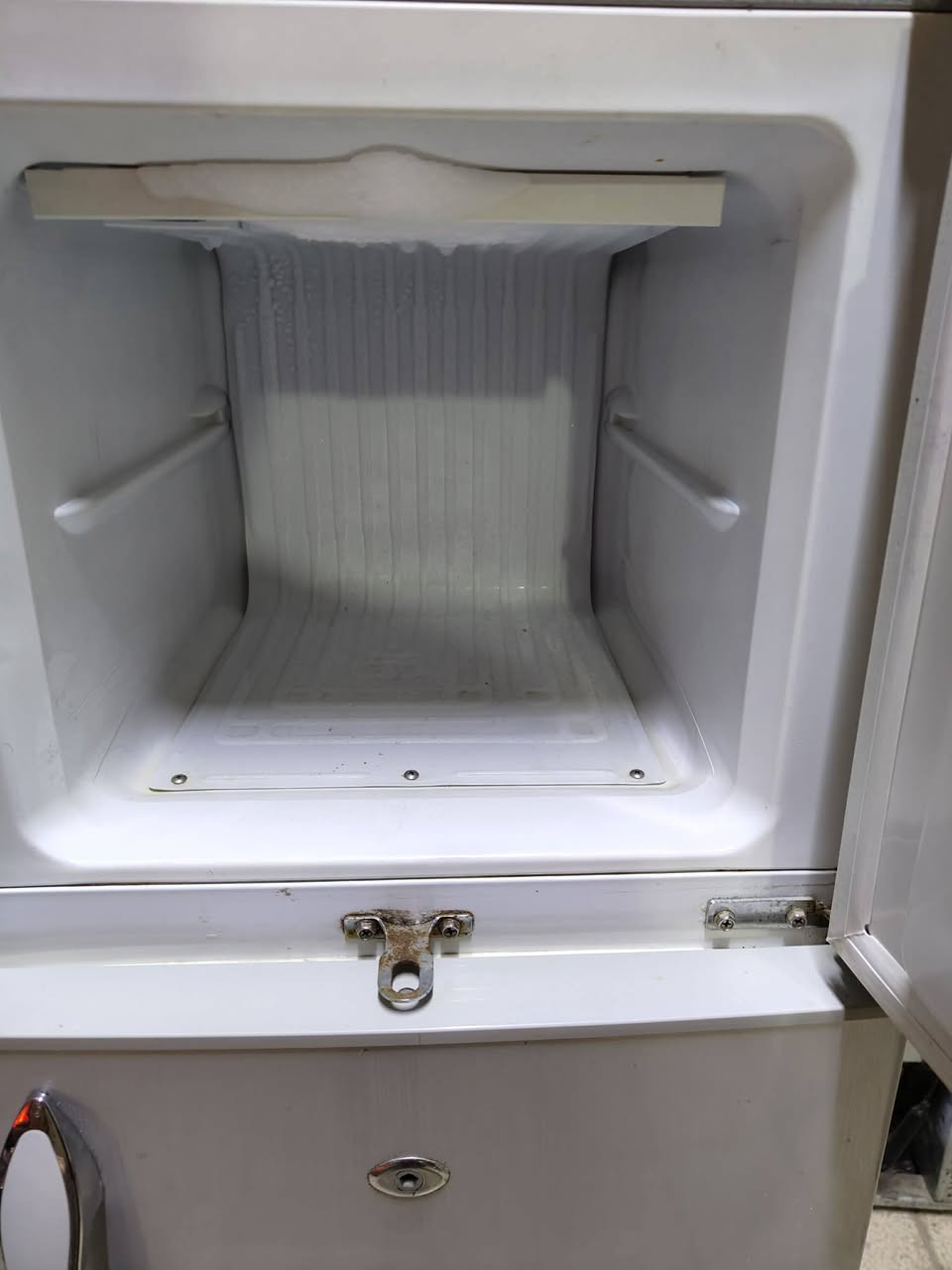 معرض زياد الأثاث المنزلي
ثلاجة حجم 10 قدم 
ماطور بلادي شحن شركة كلش نضيفه 
الصنع تركي فريز خارجي 
العنوان تكريت شارع الزهور خلف افران الكرخ وقاسم مول 
***********
