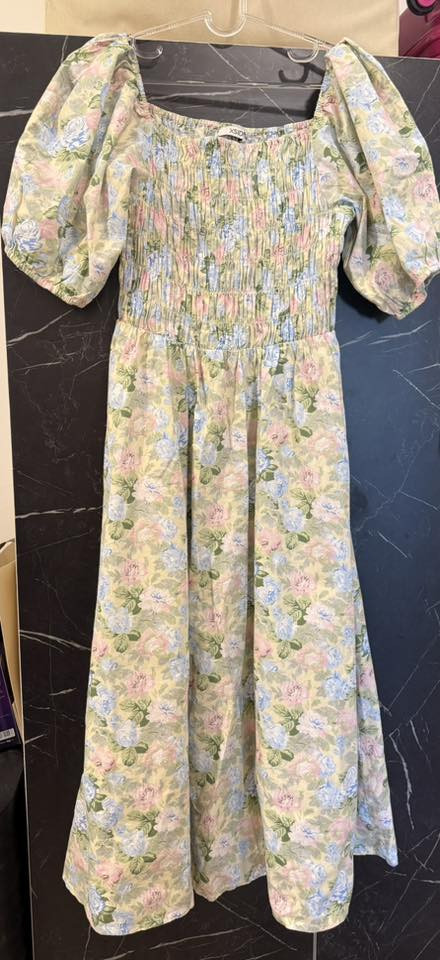 فساتين للبيع بيها جديد وبيها مستخدم مره وحده جدا نظيفه باسعار مناسبه التفاصيل على رقم ***********
