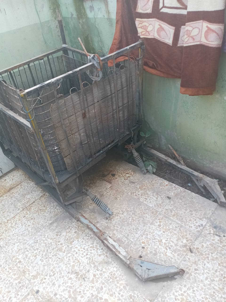 سلام عليكم اخوتي عندي عربنه  لل بيع بس يعوزه غسل وجديده شراي اتصل ***********
