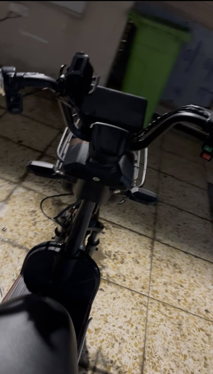 سلام عليكم دراجه شحن للبيع ما مبدل كلشي وياه سويج بطاريه وسويج تشغيل وكارت تشغيل وبصمه     السعر 150 وبيها مجال  بيع مستعجل 
الرقم ***********
