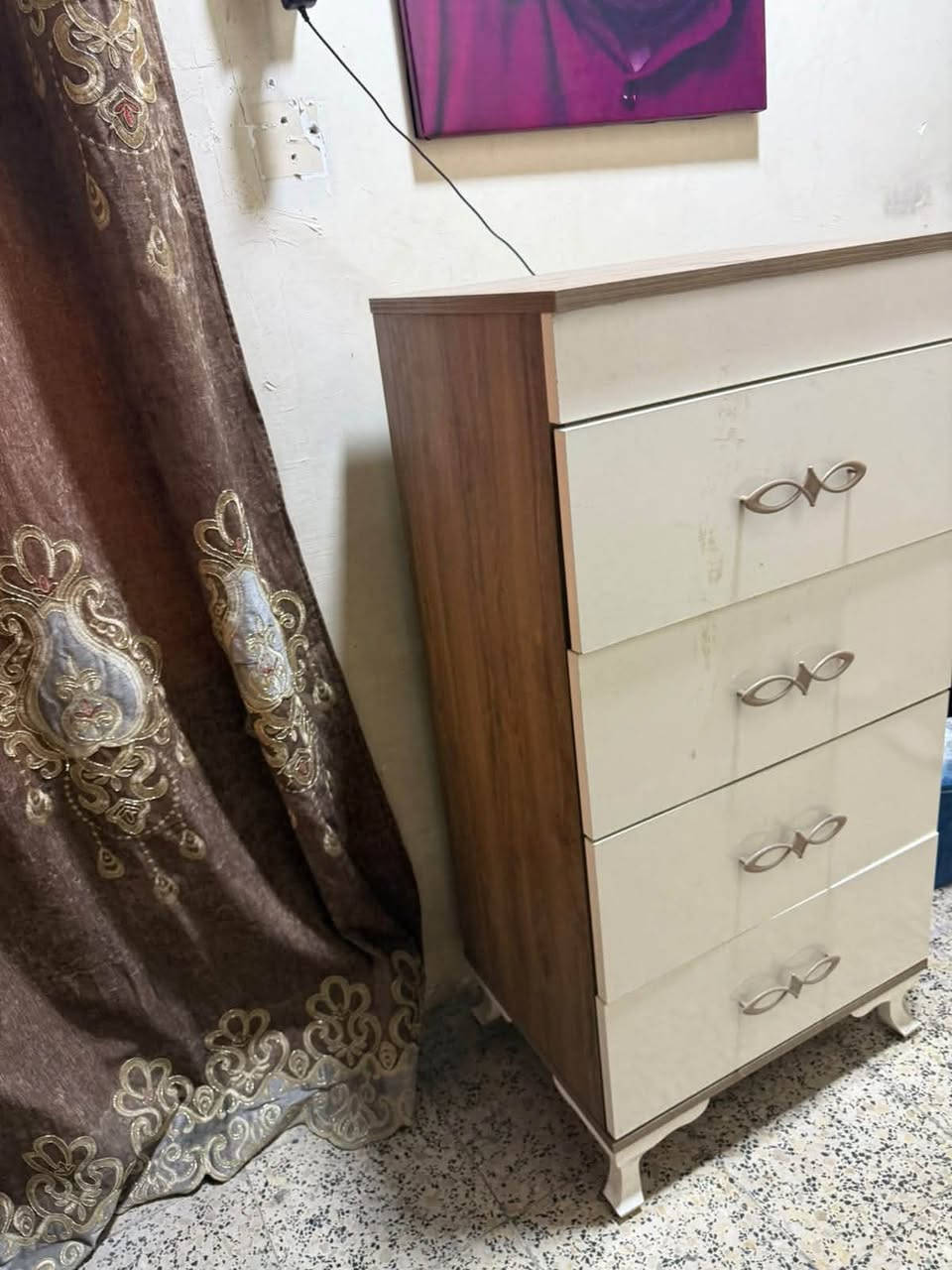غرفه للبيع ٣٥٠ الف نظافه فول 
***********

