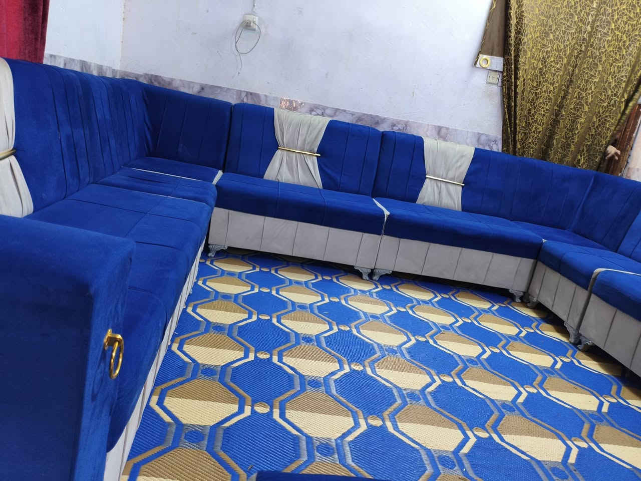 ديوان 18 مقعد 10 امتار ونص نضيف حيل مابي اي ضرر سعره 475وبي مجال مكاني كربلاء حي العامل يوجد توصيل بكروه *********** يوجد واتساب
