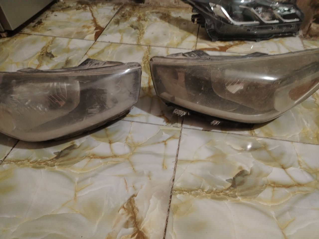 غراض للبيع زوج لايت كيه ريو  بس جلي عوزهن،، تك لايت كورله وارد صيني موديل 25 شرط لد شغال بي كسر صغير بل  جامه،،،، تك بك لايت النتر موديل 20،، بدنه النتره بس الوجه تفصيخ،،،  شاشه *********** قيم وخذ مكان سماوه
