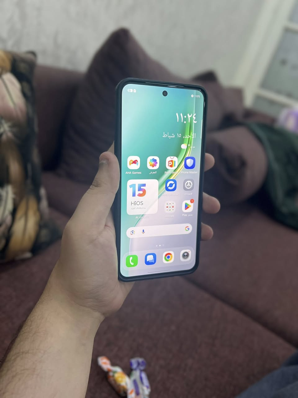 تكنو كمون 40 بريمير 5g للبيع كامل ملحقات مع كفرات عدد 2 للبيع بسعر 400 الف 
 بغداد المنصور
***********

🧠 النظام والمعالج
 • نظام التشغيل: Android 15 مع واجهة HiOS 15  
 • المعالج: MediaTek Dimensity 8350 Ultimate AI (بنظام 4 نانومتر)  
 • دعم شبكات: 2G / 3G / 4G / 5G  

📺 الشاشة
 • الحجم: 6.67 إنش LTPO AMOLED  
 • الدقة: 1260 × 2800 بكسل (+1.5K)  
 • معدل تحديث: 144 Hz  
 • الحماية: Corning Gorilla Glass 7i  
 • سطوع أقصى: 1600 نيت  

📸 الكاميرات

الخلفية (Triple):
 • الرئيسية: 50 MP Sony LYT-701 مع تثبيت بصري OIS  
 • تليفوتو Periscope: 50 MP للتقريب البصري  
 • واسعة الزاوية: 50 MP  

الأمامية:
 • 50 MP  

📦 الذاكرة والتخزين
 • الذاكرة العشوائية (RAM): 12 GB  
 • الذاكرة الداخلية (Storage): 256 GB  
 • لا يدعم بطاقة ذاكرة خارجية microSD  

🔋 البطارية والشحن
 • البطارية: 5100 mAh  
 • شحن سريع: 70 W  

📶 إضافات ومزايا
 • مقاومة للماء والغبار IP68 + IP69  
 • بصمة داخل الشاشة Optical  
 • سماعات Stereo + Dolby Atmos  
 • شبكات Wi-Fi Dual-Band، بلوتوث 5.4، NFC، USB-C مع OTG  
 • أبعاد الهاتف: 161 x 75 x 7.7 مم ووزن حوالي 193 جرام  

📊 ملخص:
هاتف كامون 40 بريمير من تكنو يأتي بفئة عالية الأداء خاصة في التصوير والشاشة السريعة، مع معالج قوي وشحن سريع ومقاومة للماء، مما يجعله منافس قوي في فئته السعرية.
