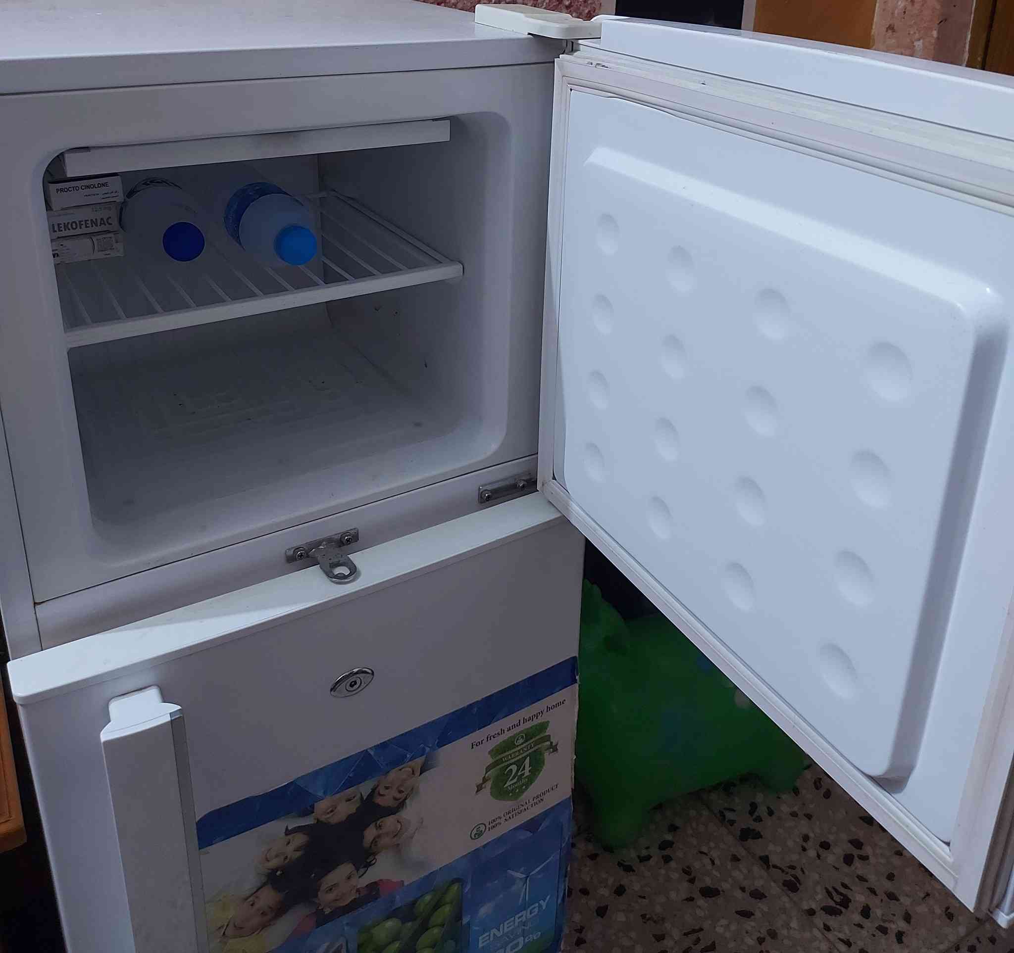 ثلاجة للبيع 10قدم نوعيته هونداي نظافة 95% وشرط تجميد فول
للاستفسار ***********
