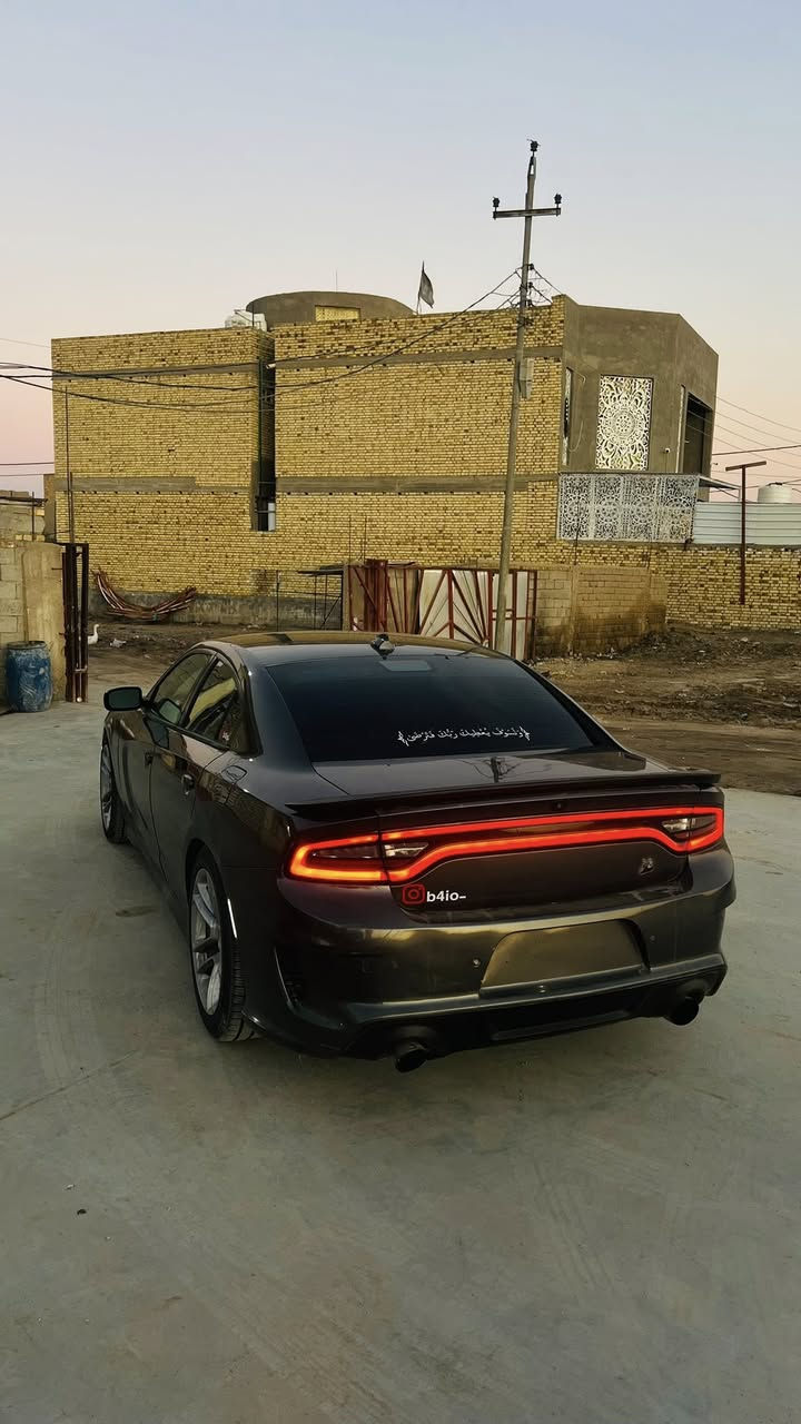 جارجر 2017
سكات باك SRT عليها محرك 5700
بس اقره المنشور للاخير حت ماتعبني 
كورات وكام شفت وثلاجه ونوزلات وبلكات كلهم 6400
السياره صاروخ بمعنه الكلمه 
رقم بغذاد بسمي سنويه وهزه جديده 
كزوز srt من الطول للطول 
مواصفات فول للاخير ماعده الفتحه 
السياره بدون شواصي بدون ايرباك 
مكانها ناصريه ***********
مبرمجة وجاهزه ع اخر حبايه الف دينار مابيها مصرف
سعرها 185 وبيها مجال
