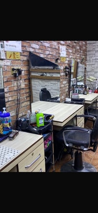 ميز حلاقه تزكام عدد ٣ لبيع سعر 300. بي مجال ٠٧٧٠٨٥٧٧٥٦٢