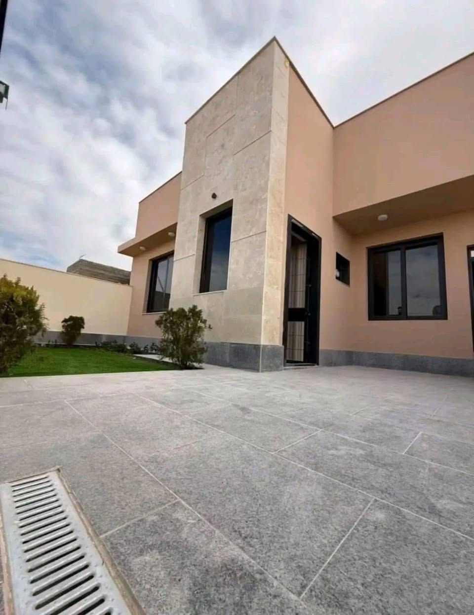 سلام عليكم
بيت للبيع بمجمع الشمس  خلف الشريط الVIP💯💯💯

✅المساحة 200 متر. فئة A1/2

✅البيت مرحلة اولى يخلص بناءه بشهر السادس

✅بلوك 37 

✅رقم الدار :7 

✅البيت بناء درجة اولى طابوك جمهوري وحديد تسليح

✅البيت طابق واحد يحتوي على غرفتين وصالة واستقبال ومدخل ومطبخ ومجموعتين صحية.

✅البيت واصل من سعره 81مليون 

✅دفعة كل شهر 500 ألف 
ودفعة تسليم المفتاح 15مليون بشهر الواحد 2027
🛑السعر المطلوب فقط الواصل للشركة
🛑وفسخ العقد على المشتري

البيت بأسمي مو بأسم مكتب دلال يعني تحويل مباشر

🛑الجاد بالشراء التواصل على الواتساب او الاتصال على الرقم: ***********
