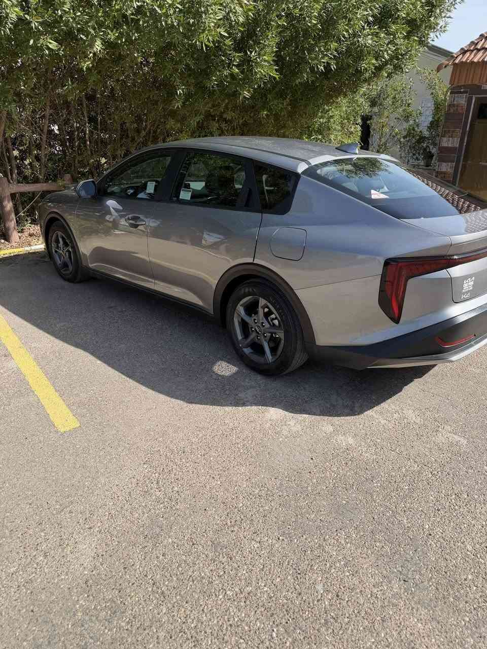 السلام عليكم كي 4 موديل 2025 ماشيا 2000  حادثه موضح بلصور بس باب  اشويه من الجاملغ  بدون ايرباك سياره مابيه اي نقص كله على وضع الشركه بسم عربي  رقم اربيل جاهزه السعر. 184 وبيها مجال  هاتف ***********
