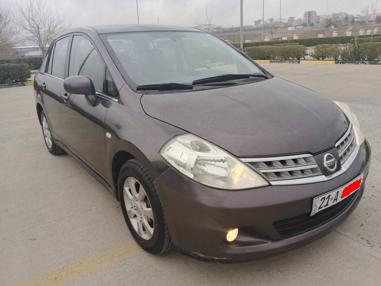 نیسان تیدا بێــبۆیاخ مۆدیل 2009 بۆفرۆشتن سە یارە کە لە سفریە وە لای خۆمانە خۆمان ڕە قە مان کردووە 230 هە زار ڕۆشتتووە گێڕو مە کینە نە کراوە تە وە هە موگیانی لە سە ر شە ریکە ماوە تەوە هە زە وڕە قە مو سە نە وی تازە یە بە ناوی خۆ مە وە یە تا 2031 تازە یە ڕە قە مێ کی جوانیشی لە گە ڵدایە 4  تایە ی تازە م بۆ بە ستووە 20 ڕۆژە هە ردو سویچی بیلادی خۆی ماوە بلاجکتۆر شاشە و حاسە و کامێرایە سە یارە کە بێ بۆ یاخە هیچ بۆیاخی نیە هە وگیانی بە شە رت تە برید گێر مە کینە هە موی بە شە رت سعری 90 گە ڵا ژمارە تە لە فون  ***********  یان  ***********  لە سلێمانم
